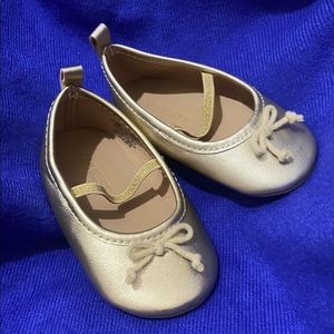 NEVER WORN OLD NAVY GOLD 18-24 month ballet slip on with bow